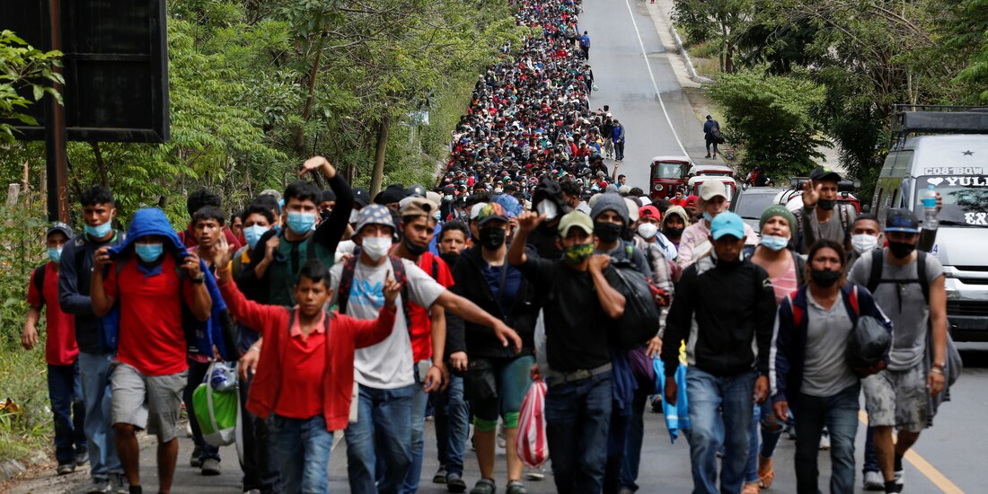 Migrantes hondureños avanzan por Guatemala, muchos de ellos sin cumplir con medidas contra Covid-19.