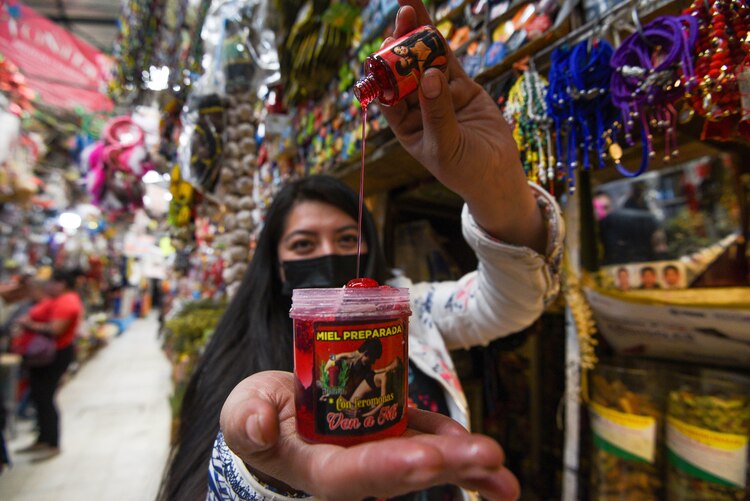 Locatarios del Mercado 16 de Septiembre, en Toluca, ofrecen a los compradores variedad de rituales para atraer el amor, en febrero del 2024.