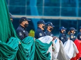 Agentes de la Policía sostienen la bandera durante la ceremonia.