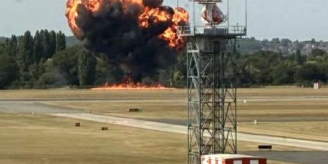 Reportan fuerte explosión en aeropuerto de Inglaterra.