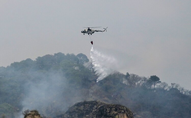 Helicóptero de la Marina contribuye a extinción de incendio en Tepoztlán, Morelos.