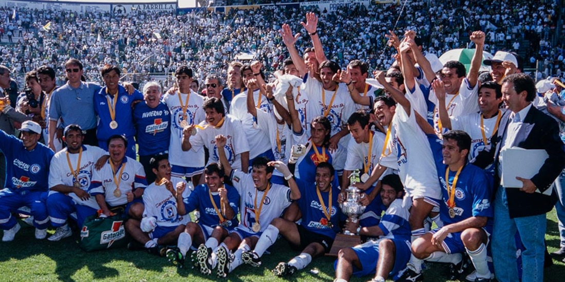 Jugadores de Cruz Azul celebran su título de 1997