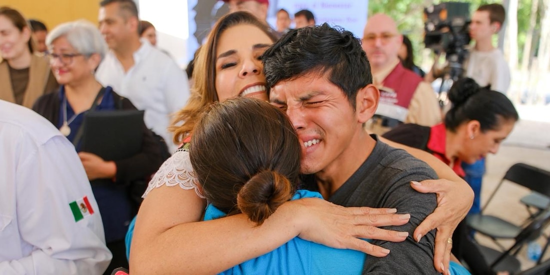La Gobernadora Mara Lezama con beneficiarios de vivienda en la entidad.