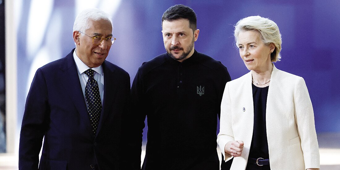El ucraniano (centro), Volodimir Zelenski, junto a los líderes del Consejo Europeo, Antonio Costa, y de la Comisión, Ursula von der Leyen, en Bruselas, ayer.