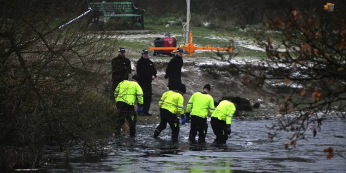 Equipos de búsqueda de la policía buscan en un lago congelado luego de que cuatro niños cayeron a las aguas gélidas y tres de ellos murieron; el cuarto estaba muy grava, en Babbs Mill Park en Kingshurst, Solihull, Inglaterra.