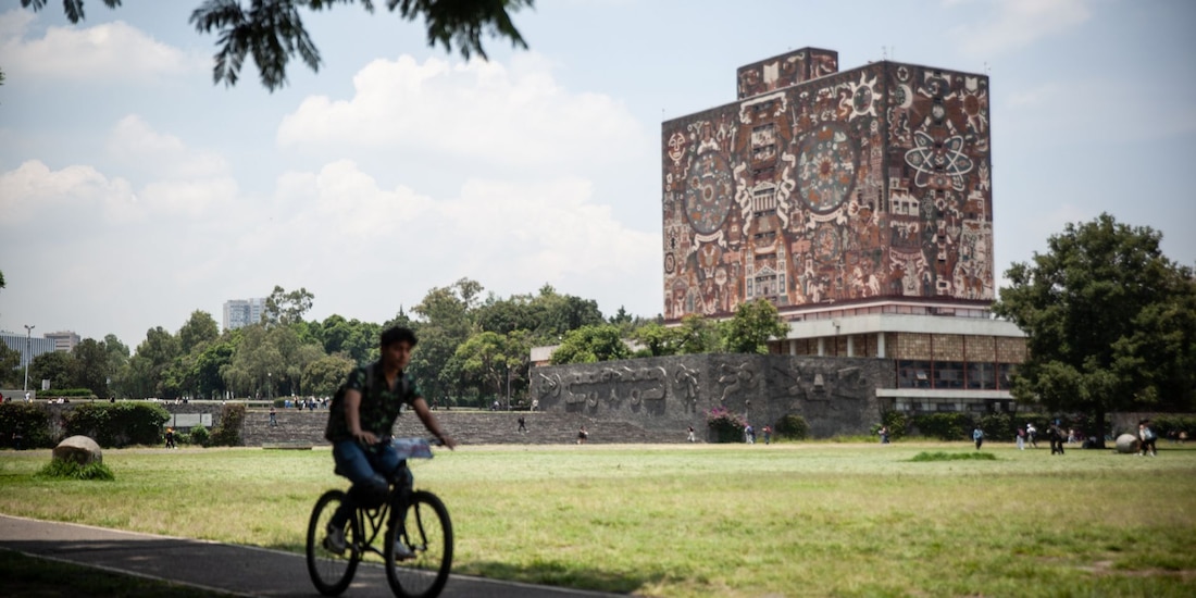 Fotografía panorámica de la Biblioteca Central de la UNAM.