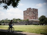 Fotografía panorámica de la Biblioteca Central de la UNAM.