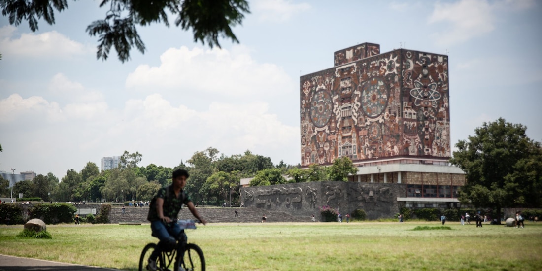 Al fondo, la Biblioteca Central de la UNAM.