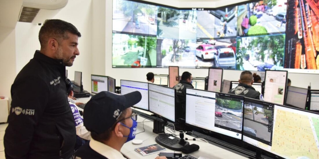 Mauricio Tabe al vigilar las acciones de seguridad en la alcaldía Miguel Hidalgo en el inicio de Semana Santa, ayer.