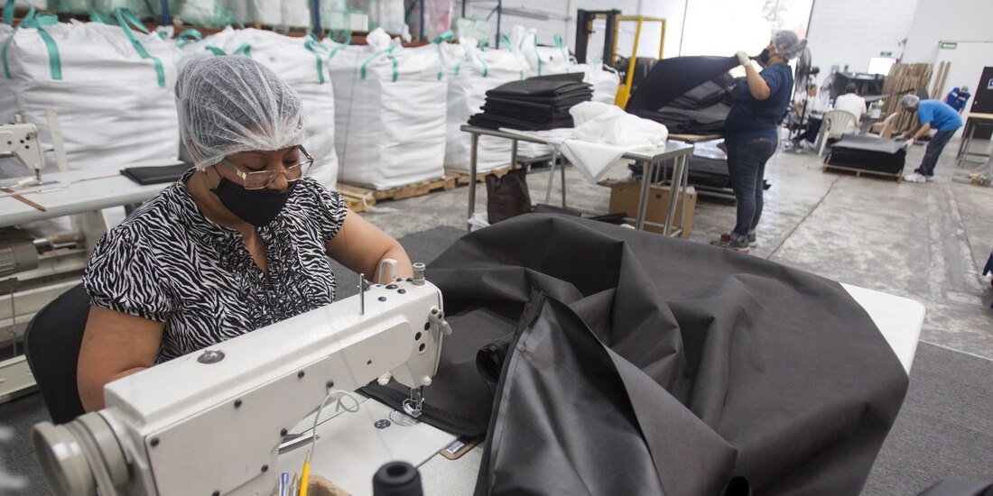 Trabajadora en una fábrica en México
