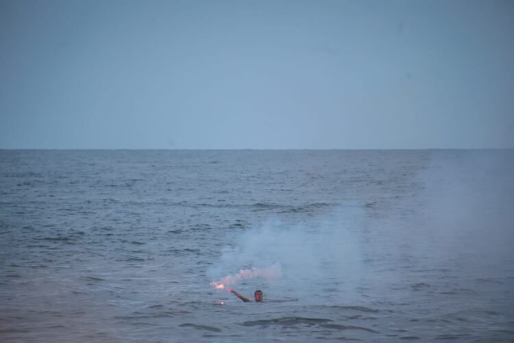 Se señala la zona de rescate con bengalas