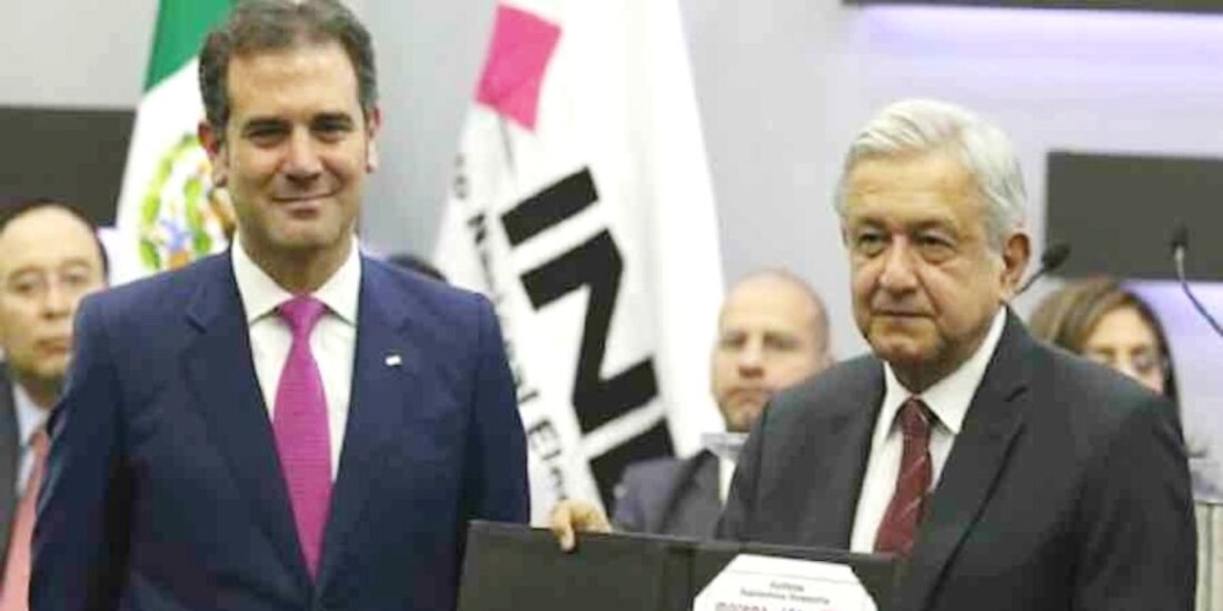 Lorenzo Córdova y López Obrador tras recibir la constancia de ganador de la contienda electoral de 2018