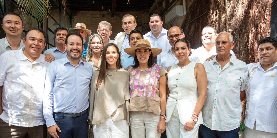 Secretaria de Turismo, Josefina Rodríguez (centro), en gira de trabajo, ayer.
