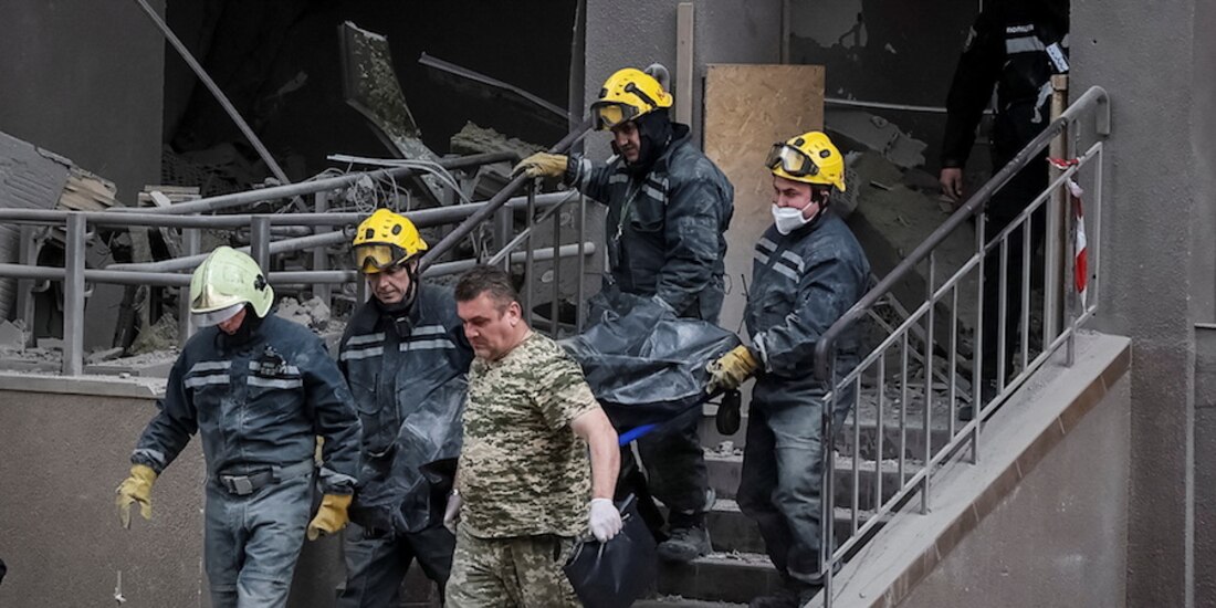 Rescatistas sacaron ayer el cuerpo de la periodista Vira Hyrych de un edificio atacado el jueves en la capital Kiev.