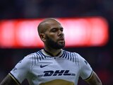 Dani Alves durante un partido de los Pumas en la Liga MX.