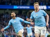 Kevin De Bruyne (17) celebra con Bernardo Silva tras marcar el primer gol del Manchester City ante Arsenal en la Liga Premier, el miércoles 26 de abril de 2023.