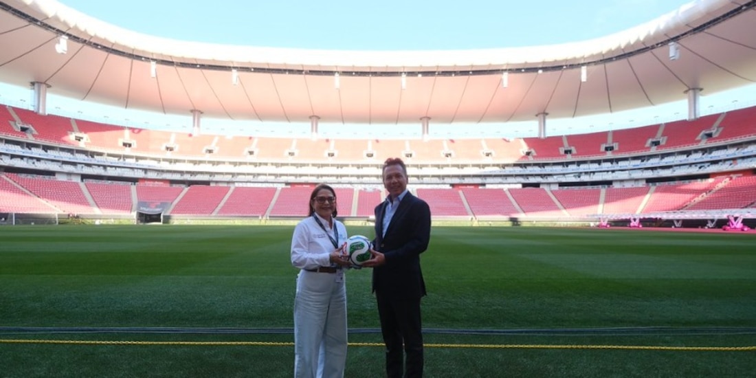 El mandatario de Jalisco en el estadio de futbol.