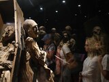 Visitantes, en el Museo de las Momias de Guanajuato.