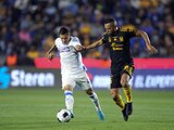 Julio César Domínguez y Rafael Carioca durante el duelo entre Cruz Azul y Tigres en el "Volcán".
