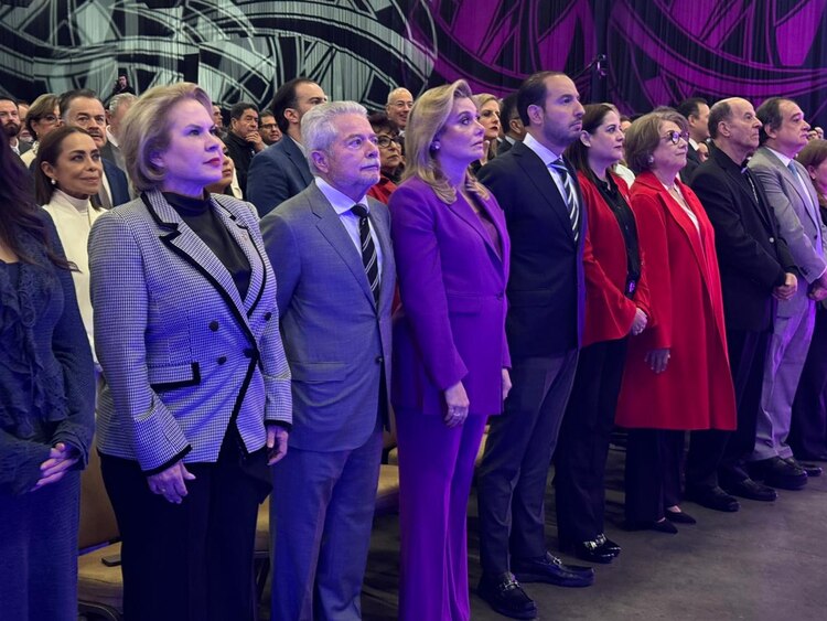 Maru Campos (centro) previo a dar mensaje por Segundo Informe de Resultados.