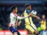 Roger Martínez intenta controlar un balón durante el encuentro entre América y Atlético de San Luis.