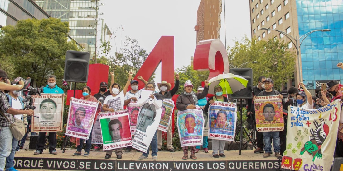Familiares de los 43 normalistas de Ayotzinapa.