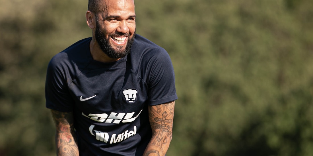 Dani Alves, durante un entrenamiento con los Pumas.