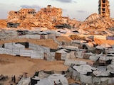 Tiendas de campaña de palestinos desplazados entre edificios derrumbados, ayer.