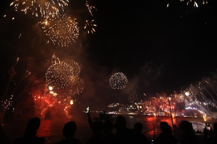 La pirotecnia y la música de banda recrearon la histórica defensa del puerto frente a la embarcación francesa "La Cordelière".