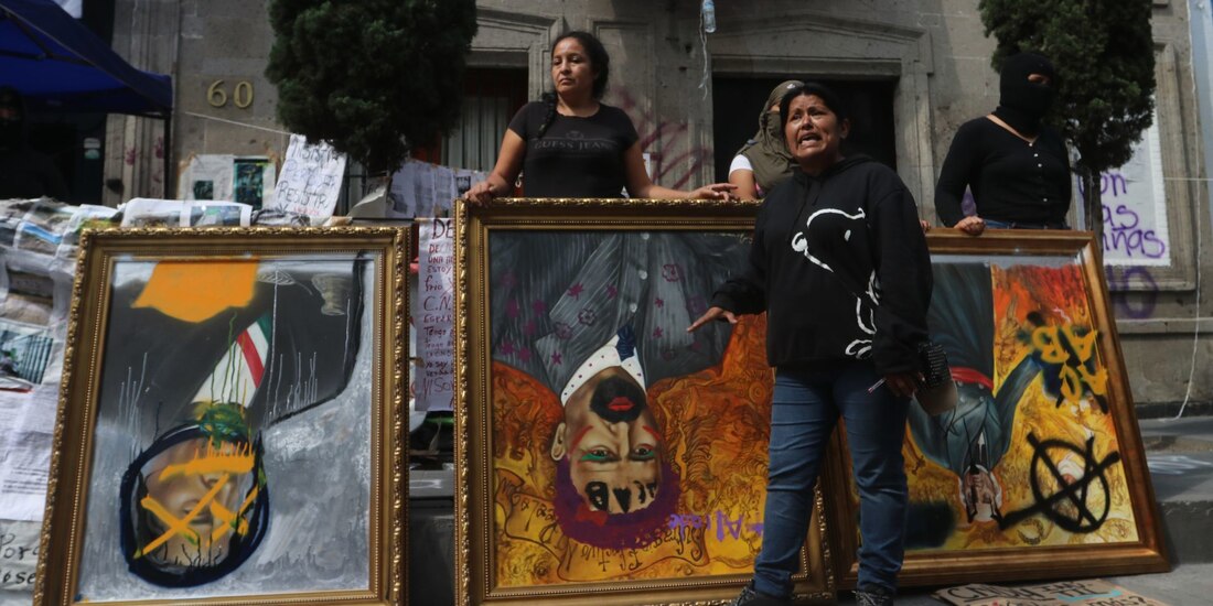 Erika Martínez y otras activistas, ayer, afuera de la sede de la CNDH.
