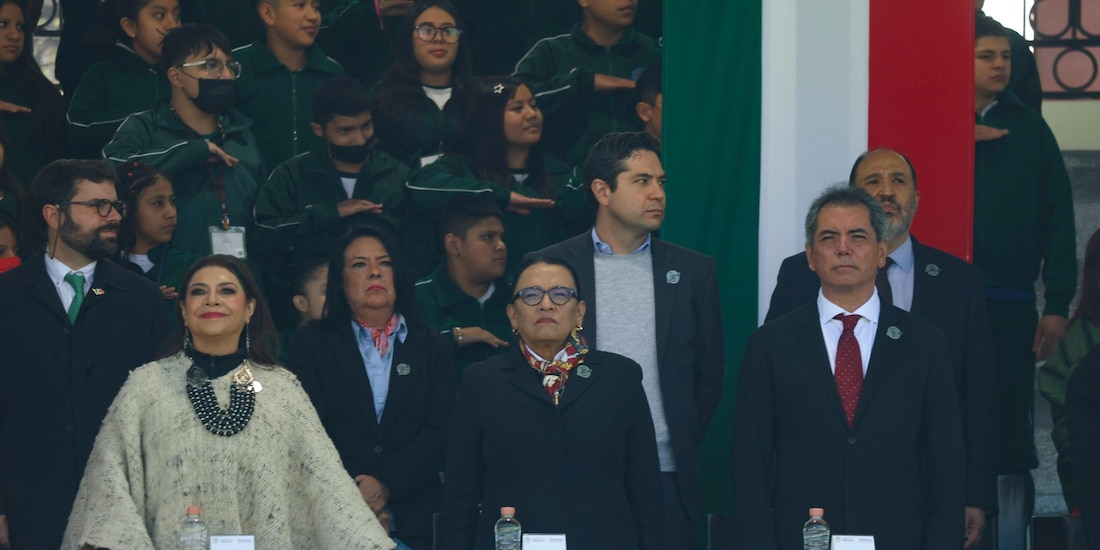 Al centro de la imagen, Rosa Icela Rodríguez.