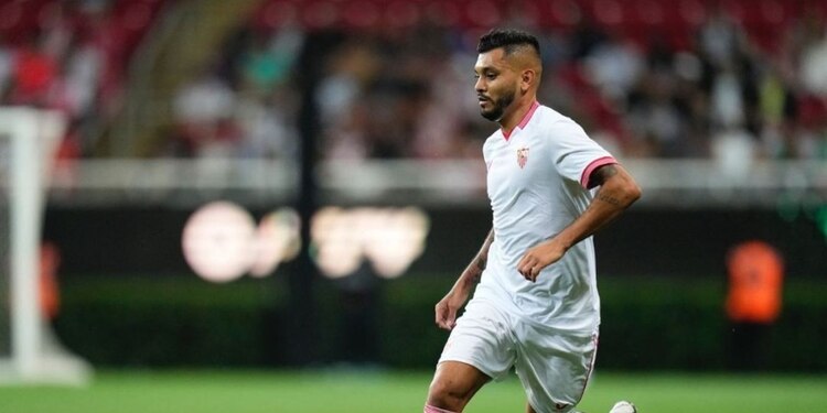 Jesús "Tecatito" Corona en un partido con el Sevilla