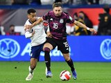 Héctor Herrera cubre el balón ante la marca de Tyler Adams en el duelo entre Estados Unidos y México en Cincinnati.