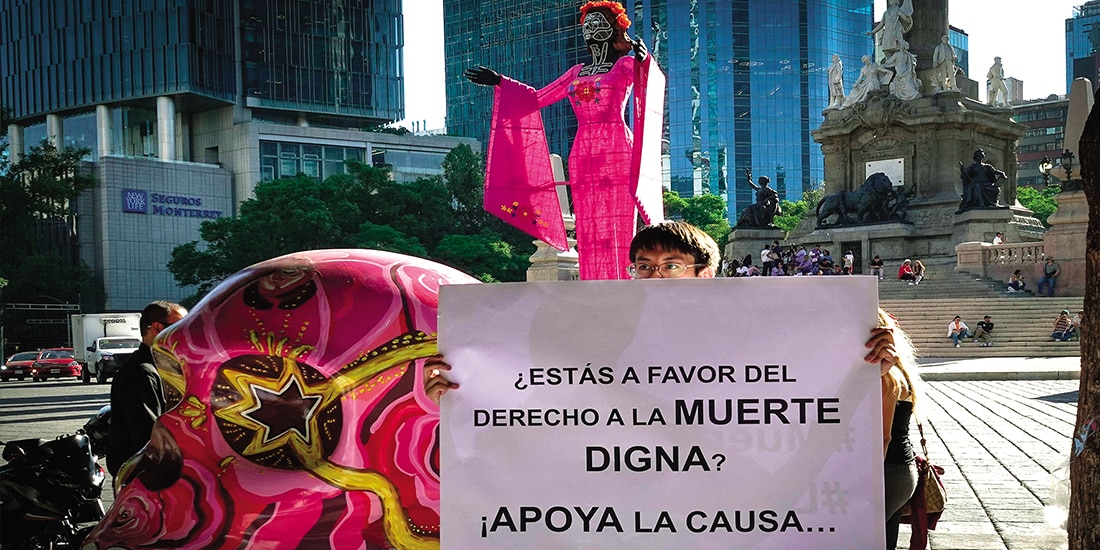 Un joven protesta para exigir la aprobación de la eutanasia, el 28 de octubre.