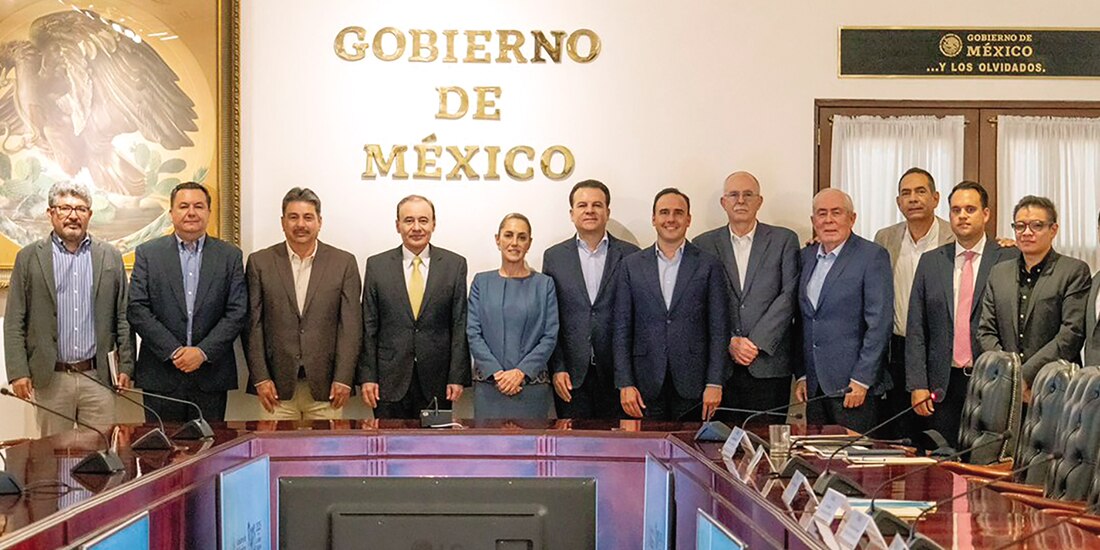 La Presidenta Claudia Sheinbaum, ayer, con gobernadores y ganaderos.