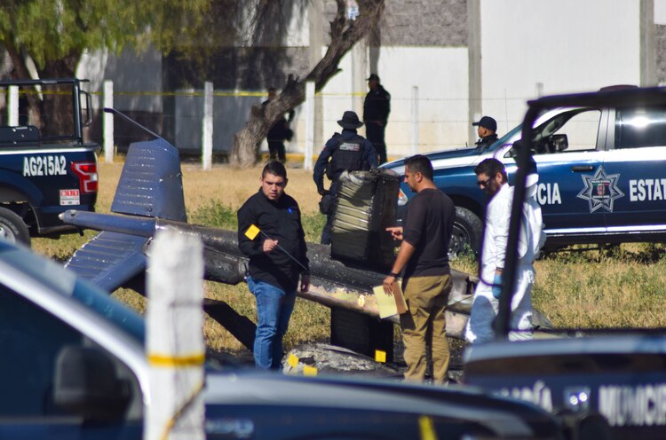 Peritos de la Fiscalía de Justicia del estado arribaron al lugar para recabar los primeros indicios, ayer.