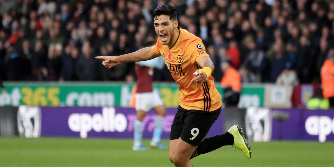 Raúl Jiménez celebra una anotación con los Wolves