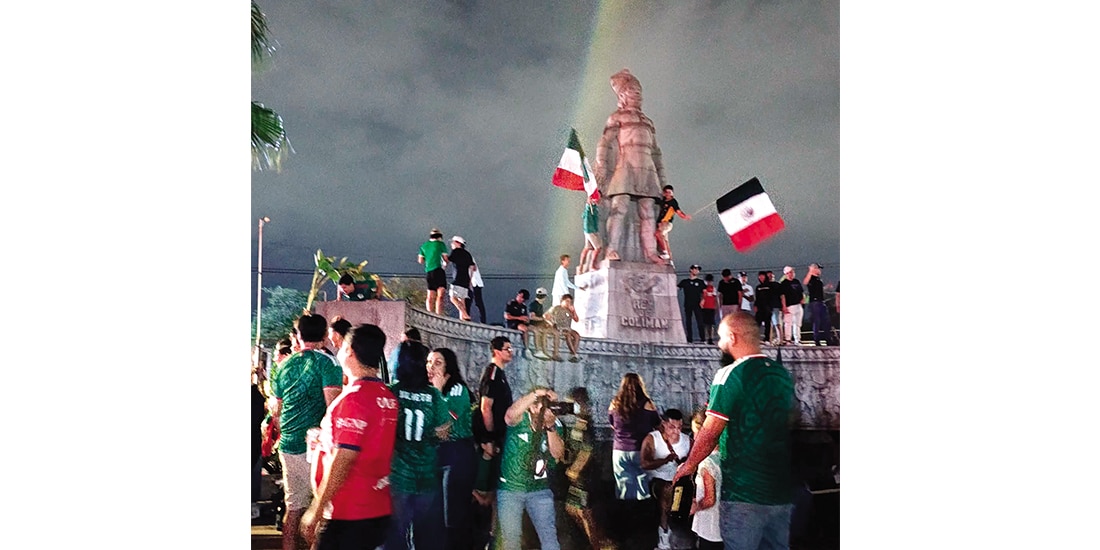 EN EL MONUMENTO al Rey Colimán, cientos de personas celebran el triunfo de la Selección Mexicana ante Corea del Sur, el 19 de junio pasado en la capital colimense.