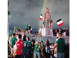 EN EL MONUMENTO al Rey Colimán, cientos de personas celebran el triunfo de la Selección Mexicana ante Corea del Sur, el 19 de junio pasado en la capital colimense.
