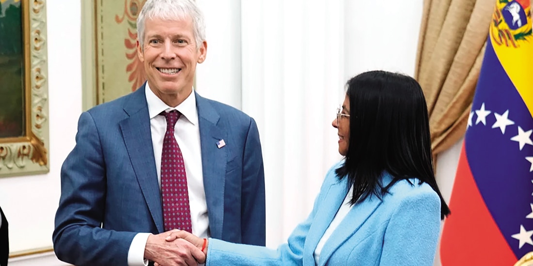 La presidenta interina de Venezuela, Delcy Rodríguez, con el secretario de Energía de EU, Chris Wright, ayer.