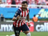 Alexis Vega celebra un gol con Chivas en el Torneo Clausura 2022 de la Liga MX.