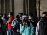Personas portan cubrebocas y protectores a causa de la pandemia del nuevo coronavirus, en la Ciudad de México, e 1 de junio de 2020.