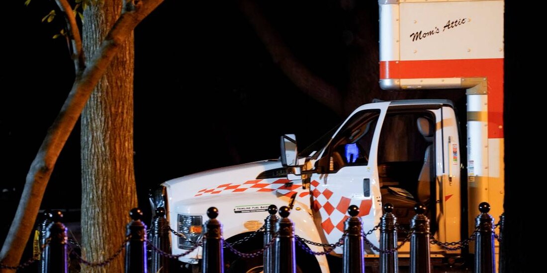 Aspecto del autobús que chocó contra una reja cercana a la Casa Blanca.