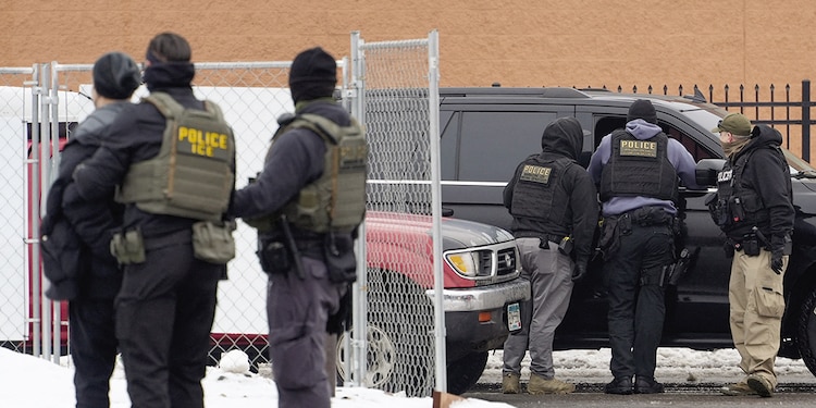 Oficiales del ICE de EU realizan detenciones en Minneapolis, Minnesota, EU, el 6 de enero de 2026.