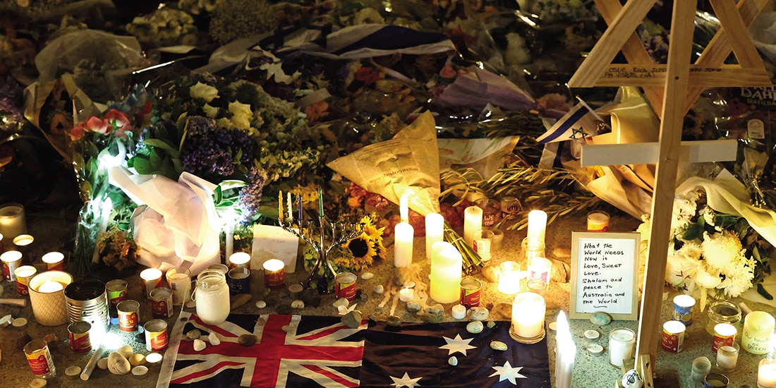 Una bandera australiana en medio de tributos florales en Bondi a las víctimas del ataque terrorista del domingo, ayer.