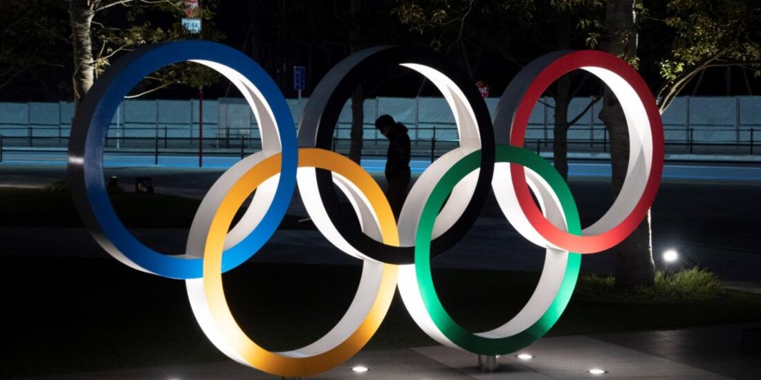 Los aros olímpicos en la sede de la próxima justa veraniega.