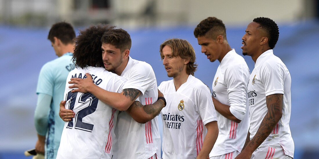 Jugadores del Real Madrid festejan un gol en LaLiga de España.