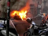 Un auto de la policía de Napoli fue incendiado durante los altercados con seguidores del Eintracht Frankfurt.