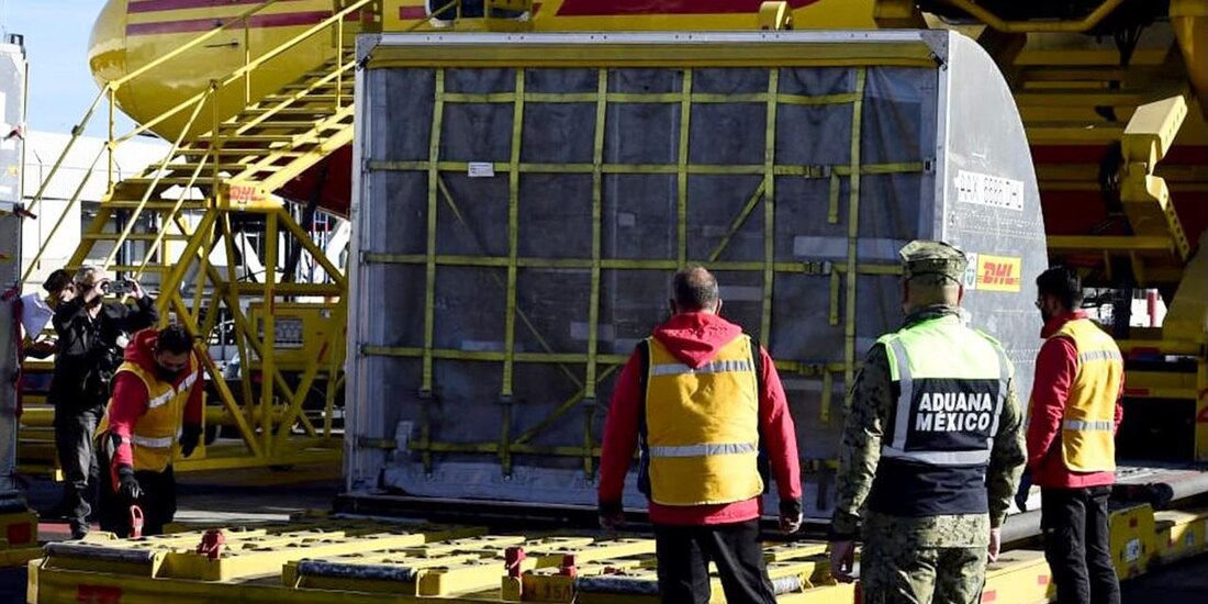 Un nuevo cargamento de la vacuna COVID hecha por Pfizer aterrizó en México.