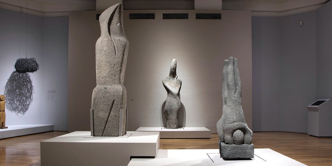 Montaje de tres esculturas que se hizo a partir del archivo de la artista.